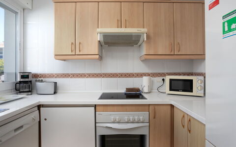 Lorcrimar: Cuisine, Comptoir, Appareil De Cuisine, Principaux Appliance, Cabinetry, Meubles, Evier, Cuisinière, Design Intérieur, Sol