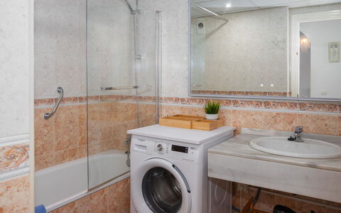 Lorcrimar: Luminaire Plomberie, Lavabo, Design Intérieur, Évier, Sol, Salle De Bains, Sol, Robinet, Armoire De Toilette, Comptoir