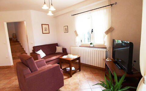 Mirela: Pièce, Propriété, Meubles, Salon, Design Intérieur, Sol, Bâtiment, Plafond, Maison, Mur