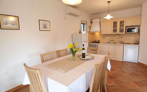 Mirela: Propriété, Pièce, Meubles, Bâtiment, Cuisine, Sol, Salle À Manger, Comptoir, Design Intérieur, Maison