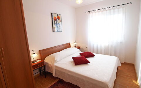 Mirela: Chambre, Lit, Meubles, Pièce, Drap De Lit, Propriété, Cadre De Lit, Literie, Matelas, Sol