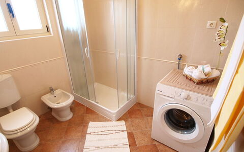 Mirela: Salle De Bains, Pièce, Propriété, Buanderie, Toilette, Tuile, Luminaire Plomberie, Sol, Siège De Toilette, Design Intérieur
