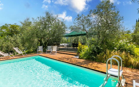 Villa Vittoria: L'Eau, Nuage, Plante, Ciel, Propriété, Piscine, Bleu Azur, Bâtiment, Arbre, Plan D'Eau