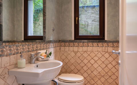 Villa Vittoria: Marron, Miroir, Luminaire Plomberie, Évier, Propriété, Robinet, Photographier, Lavabo, Fenêtre, Salle De Bains