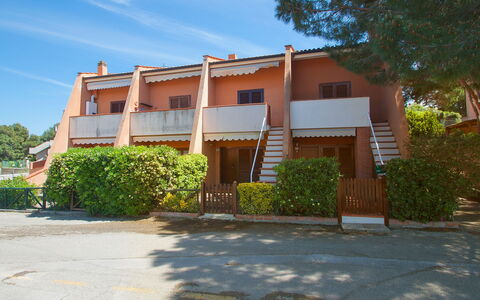 Casina: Plante, Ciel, Bâtiment, Nuage, Fenêtre, Ombre, Arbre, Maison, Quartier, Design Urbain