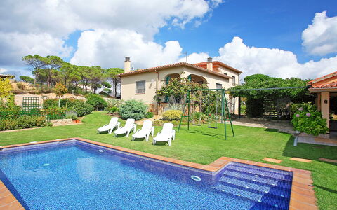 Marina: Nuage, Ciel, L'Eau, Plante, Bâtiment, Piscine, Bleu, La Nature, Arbre, Bleu Azur