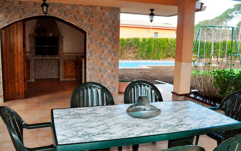 Marina: Pièce, Propriété, Bâtiment, Meubles, Table, Porche, Patio, Immobilier, Maison, Salle À Manger