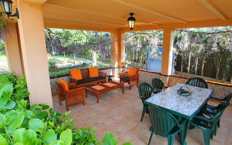 Marina: Propriété, Porche, Pièce, Patio, Immobilier, Maison, Bâtiment, Table, Domicile, Meubles
