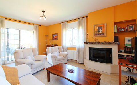 Marina: Salon, Pièce, Propriété, Meubles, Design Intérieur, Bâtiment, Orange, Maison, Table, Sol