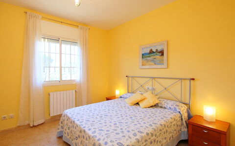 Marina: Chambre, Lit, Meubles, Pièce, Drap De Lit, Propriété, Sol, Cadre De Lit, Literie, Design Intérieur