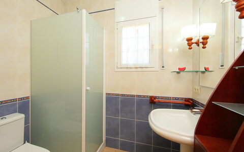 Marina: Salle De Bains, Pièce, Propriété, Design Intérieur, Tuile, Immobilier, Architecture, Maison, Bâtiment, Sol