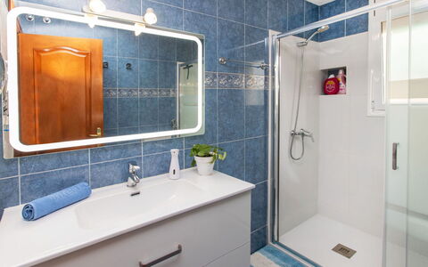 Figaro: Miroir, Luminaire Plomberie, Robinet, Propriété, Évier, Cabinetry, Armoire De Toilette, Tete De Douche, Salle De Bains, Violet