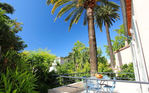 Villa Esmeralda: Ciel, Plante, Jour, Propriété, Bâtiment, Bleu Azur, Arbre, Arecales, Ombre, Suppression Des Plantes Ligneuses