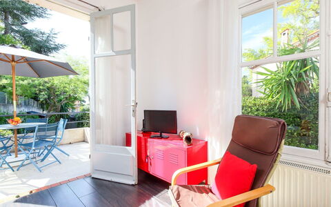 Villa Esmeralda: Propriété, Pièce, Meubles, Design Intérieur, Bâtiment, Salon, Maison, Immobilier, Chaise, Domicile