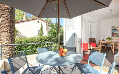Villa Esmeralda: Propriété, Bâtiment, Pièce, Maison, Meubles, Domicile, Patio, Immobilier, Table, Design Intérieur