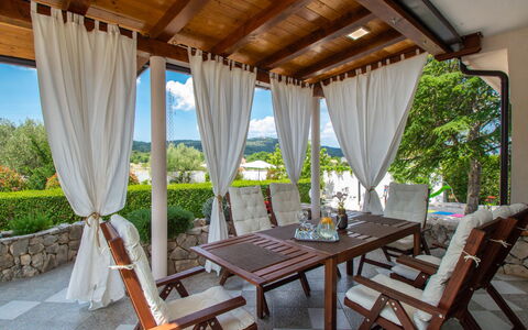 Anka: Plante, Propriété, Meubles, Table, Bois, Bâtiment, Design Intérieur, Ombre, Éclairage, Fenêtre