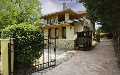 Villa Mediterran: Bâtiment, Maison, Zone Résidentielle, Domicile, Architecture, Arbuste, Porte, Chalet, Biens, Brique