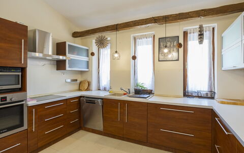 Villa Mediterran: Meubles, Cuisine, Sol, Comptoir, Cabinetry, Design Intérieur, Bois, Sol, Appareil De Cuisine, Domicile