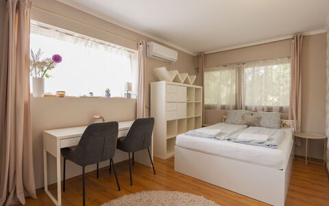 Villa Mediterran: Meubles, Design Intérieur, Lit, Bois, Sol, Chambre, Pièce, Sol, Plafond, Textile