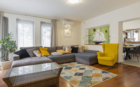 Villa Mediterran: Meubles, Design Intérieur, Canapé, Sol, Sol, Mur, Salon, Pièce, Plafond, Table