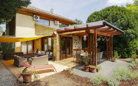 Villa Mediterran: Bois, Domicile, Maison, Porte, Toit, Ombre, Porche, Chalet, Meubles
