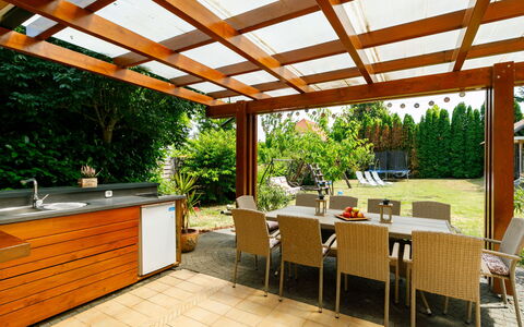 Villa Mediterran: Meubles, Propriété, Table, Chaise, Ombre, Bâtiment, Bois, Plante, Éclairage, Architecture