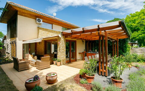 Villa Mediterran: Plante, Ciel, Bâtiment, Nuage, Fenêtre, Arbre, Pot De Fleur, Maison, Lot Terre, Porte