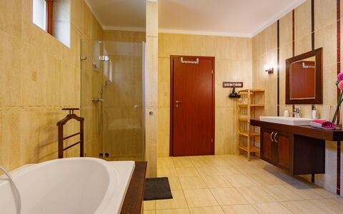 Villa Mediterran: Baignoire, Propriété, Cabinetry, Meubles, Bâtiment, Luminaire Plomberie, Salle De Bains, Bois, Éclairage
