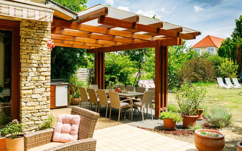 Villa Mediterran: Plante, Propriété, Nuage, Pot De Fleur, Ciel, Ombre, Arbre, Plante D'Appartement, Chaise, Mobilier De Jardin