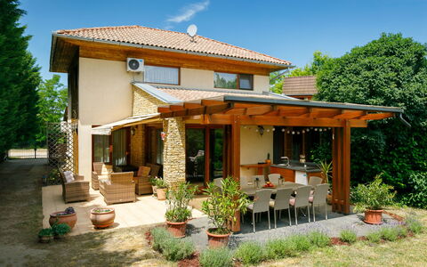 Villa Mediterran: Plante, Bâtiment, Ciel, Propriété, Fenêtre, Porte, Nuage, Arbre, Pot De Fleur, Maison