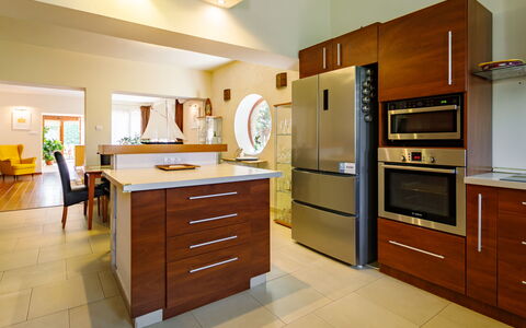 Villa Mediterran: Cabinetry, Propriété, Tiroir, Comptoir, Commode, Bois, Bâtiment, Table, Design Intérieur, Sol
