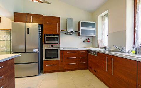 Villa Mediterran: Comptoir, Cabinetry, Meubles, Propriété, Tiroir, Appareil De Cuisine, Électroménager, Bâtiment, Bois, Cuisine