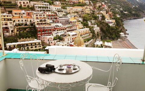 A'Scalinatella: Propriété, Maison, Appartement, Table, Bâtiment, Vacances, Balcon, Pièce, Immobilier, Meubles