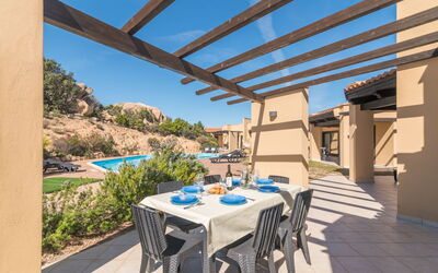 Nove 380.1: Ciel, Propriété, Meubles, Jour, Table, Plante, Bleu Azur, Chaise, Ombre, Bois