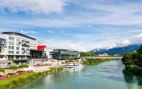 Techno-Park Villach: Plante, Meubles, Bois, Porche, Ombre, Surface De La Route, Mobilier De Jardin, Bâtiment, Chaise, Design Intérieur
