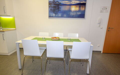 Techno-Park Villach: Table, Meubles, Bâtiment, Peindre, Bois, Chaise, Design Intérieur, Sol, Rectangle, Maison