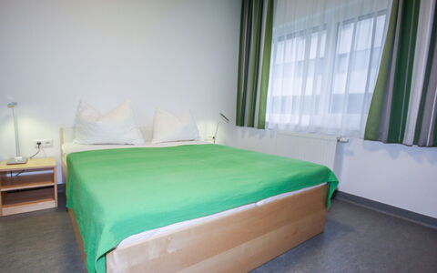 Villach 500: Meubles, Bâtiment, Confort, Fenêtre, Cadre De Lit, Rideau, Maison, Ombre, Bois, Oreiller