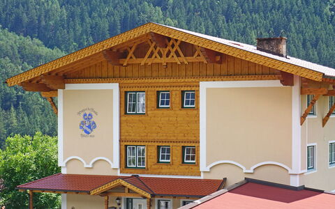 Pians 150: Bâtiment, Fenêtre, Arbre, Bois, Jaune, Maison, Chalet, Toit, Siding, Immobilier