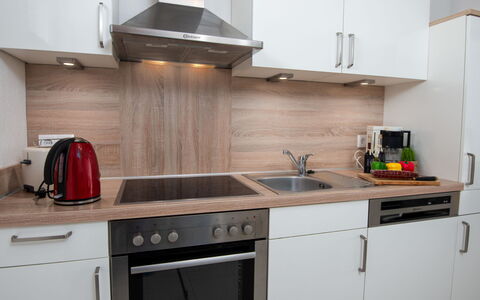 Sonnenschein: Cabinetry, Comptoir, Evier, Propriété, Bâtiment, Évier, Cuisinière, Cuisine, Bois, Appareil De Cuisine