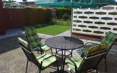 Sonnenschein: Meubles, Propriété, Chaise, Tableau De Plein Air, Patio, Mobilier De Jardin, Table, Cour, Parapluie, Arrière-Cour