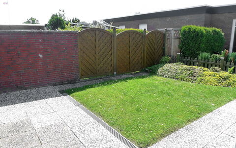 Sonnenschein: Herbe, Pelouse, Propriété, Cour, Jardin, Mur, Arbuste, Lot Terre, Famille Grass, Plante