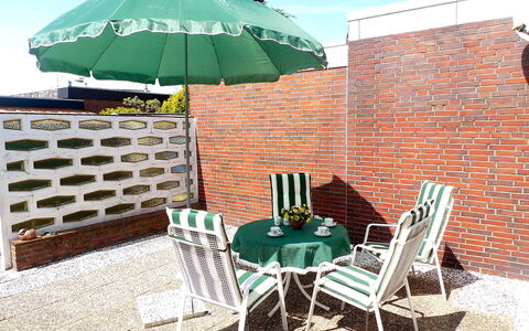 Sonnenschein: Parapluie, Propriété, Meubles, Table, Immobilier, Brique, Bâtiment, Accessoire De Mode, Pièce, Patio