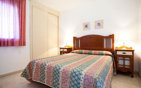 Calpe Calp 867: Chambre, Lit, Pièce, Drap De Lit, Meubles, Literie, Propriété, Cadre De Lit, Design Intérieur, Sol