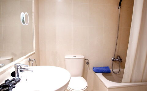 Calpe Calp 867: Salle De Bains, Propriété, Pièce, Lavabo, Robinet, Mur, Tuile, Design Intérieur, Luminaire Plomberie, Immobilier