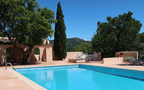 Grimaud 131: L'Eau, Propriété, Ciel, Piscine, Plante, Bleu Azur, Arbre, Loisir, Herbe, Composite