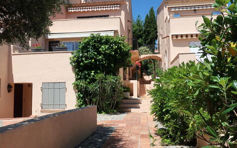 Grimaud 131: Plante, Ciel, Bâtiment, Fenêtre, Arbre, Surface De La Route, Design Urbain, Zone Résidentielle, Ville, Immobilier