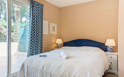 Grimaud 131: Meubles, Design Intérieur, Mur, Sol, Sol, Chambre, Lit, Plafond, Textile, Domicile