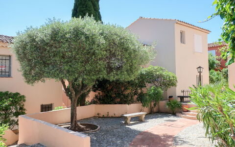 Grimaud 131: L'Eau, Ciel, Propriété, Piscine, Plante, Bleu Azur, Arbre, Herbe, Loisir, Composite