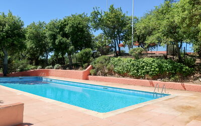 Grimaud 131: L'Eau, Ciel, Plante, Piscine, Bleu, Ombre, Rectangle, Arbre, Herbe, Composite