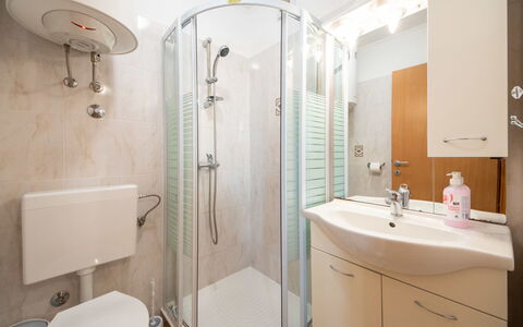 Kristijan: Marron, Miroir, Robinet, Luminaire Plomberie, Propriété, Bâtiment, Évier, Salle De Bains, Lavabo